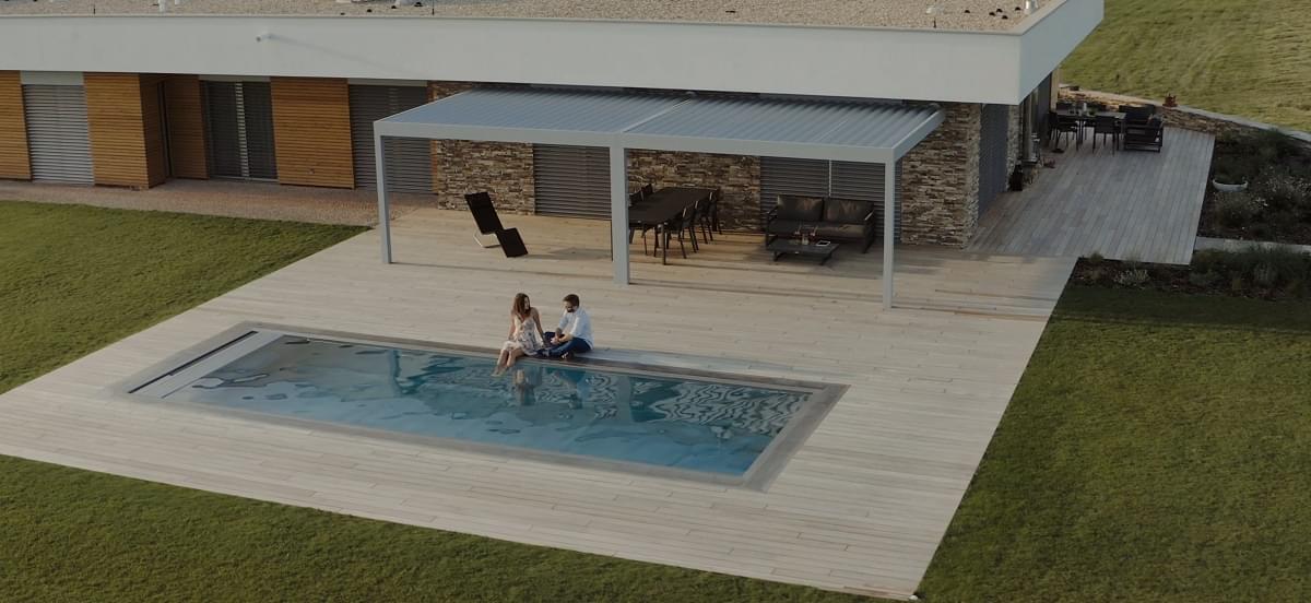 Moderní pergola u bazénu - pohled z dronu