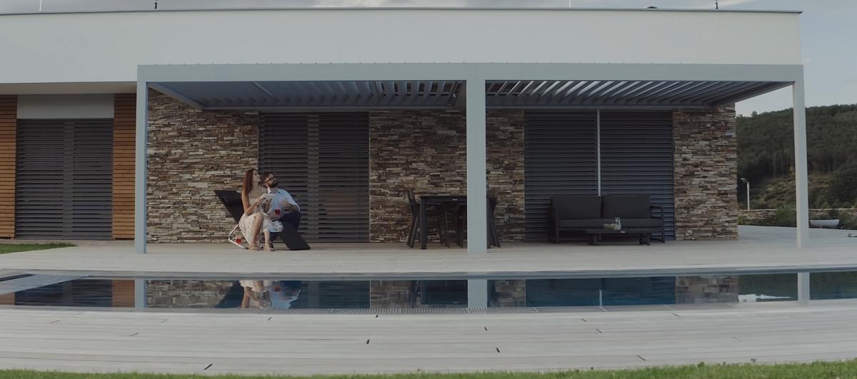 Moderní pergola u bazénu